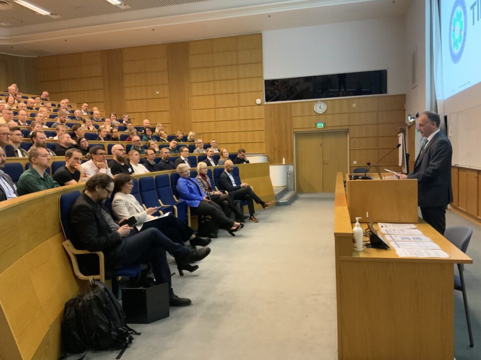 Yleisöä ja OP rantala