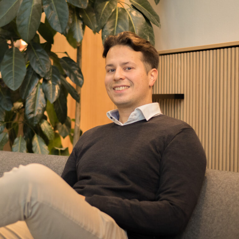 Kammerer istuu sohvalla
