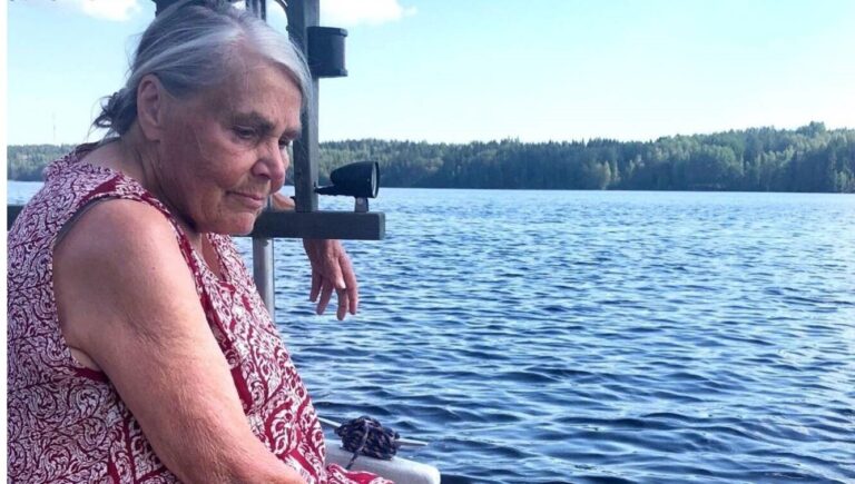 Kuvituskuva järvimaisema ikäihminen