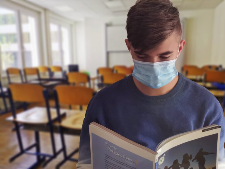 Kuvituskuva opiskelija maski
