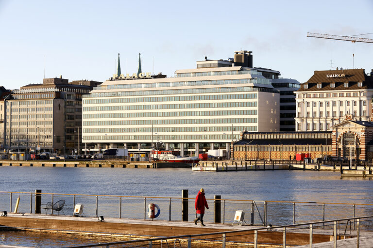 Eteläranta 10 Kauppatorilta kuvattuna.