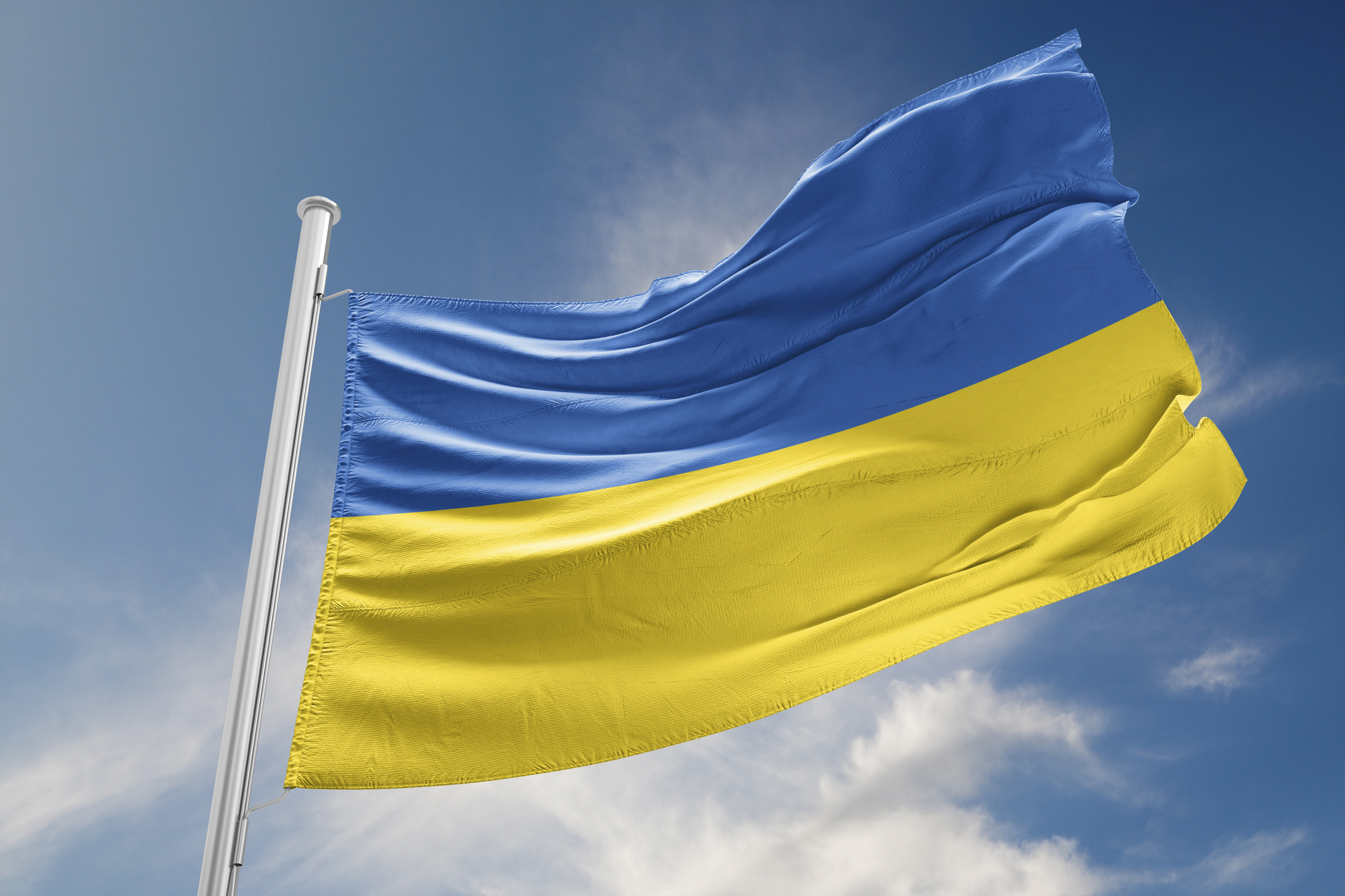 Ukrainan lippu sinistä taivasta vasten, kuvituskuva.