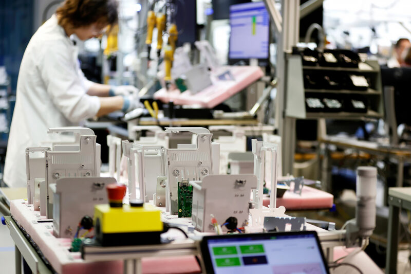 Teknologia-alan yrityksen tehdas, kuvituskuva.