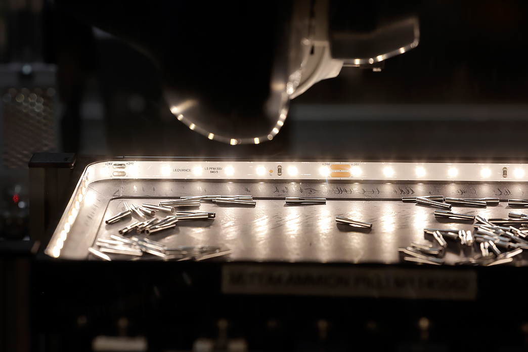 Metallisia osia tason päällä, kuvituskuva.