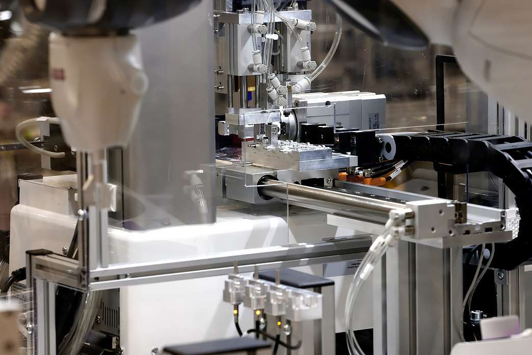 Kone tehtaassa, kuvituskuva.