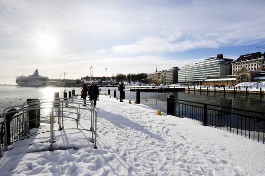 Talvimaisema Helsingin kauppatorin laidalta.
