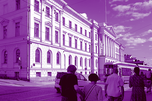 Kuvassa valtioneuvoston linna violetiksi värjättynä