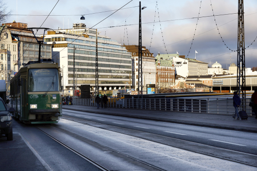 Kuvassa raitiovaunu Helsingin Etelärannan edustalla