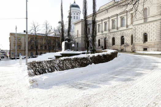 Talvinen kuva Suomen pankista, taustalla Helsingin tuomiokirkon torni 
