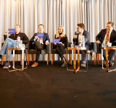 Eurovaaliehdokkaat Ville Merinen, Petri Honkonen ja Aura Salla pitelevät vaalipaneelissa istuen sinistä kyllä-lappua, Ville Niinistö Puhuu mikrofoniin ja Vilhelm Junnila hymyilee.