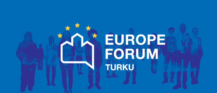 Eurooppa-foorumin logo sinisellä taustalla jossa ihmishahmoja. 
