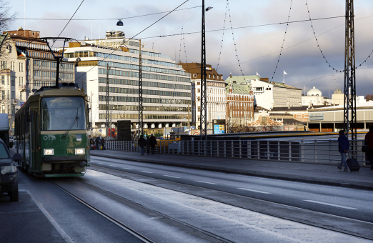 Kuvassa raitiovaunu Helsingin Etelärannan edustalla