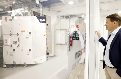 Picosunin toimitusjohtaja Jussi Rautee katsoo laboratorion lasiseinän läpi ALD-teknologiaan liittyvää laitetta