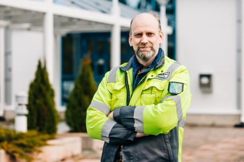Mäkelä Alun omistaja, hallituksen puheenjohtaja Petri Mäkelä seisoo tehdasrakennuksen edessä ja katsoo kameraan.