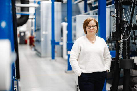 Koja Oy:n kehitysjohtaja Johanna Kärki seisoo sinivalkoisessa konehallissa.