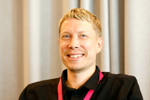 Eurovaaliehdokas Ville Merinen hymyilee lähikuvassa.