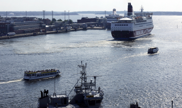 Teknologiateollisuuden talousnäkymät, laiva lähdössä Helsingin Eteläsatamasta