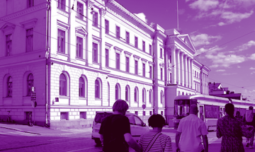 Kuvassa valtioneuvoston linna violetiksi värjättynä