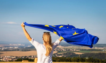 Hahmo heiluttaa EU-lippua