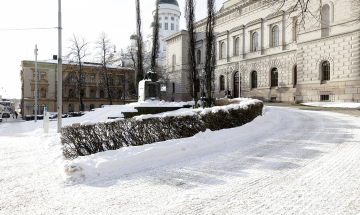 Talvinen kuva Suomen pankista, taustalla Helsingin tuomiokirkon torni 