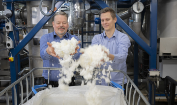 TM Systemsin Markus Hallapuro ja Aleksi Hidén esittelevät kuivattua biomassaa.