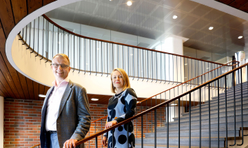 Energiateollisuuden toimitusjohtaja Jukka Leskelä ja Teknologiateollisuuden johtaja Annukka Saari seisovat portaissa.