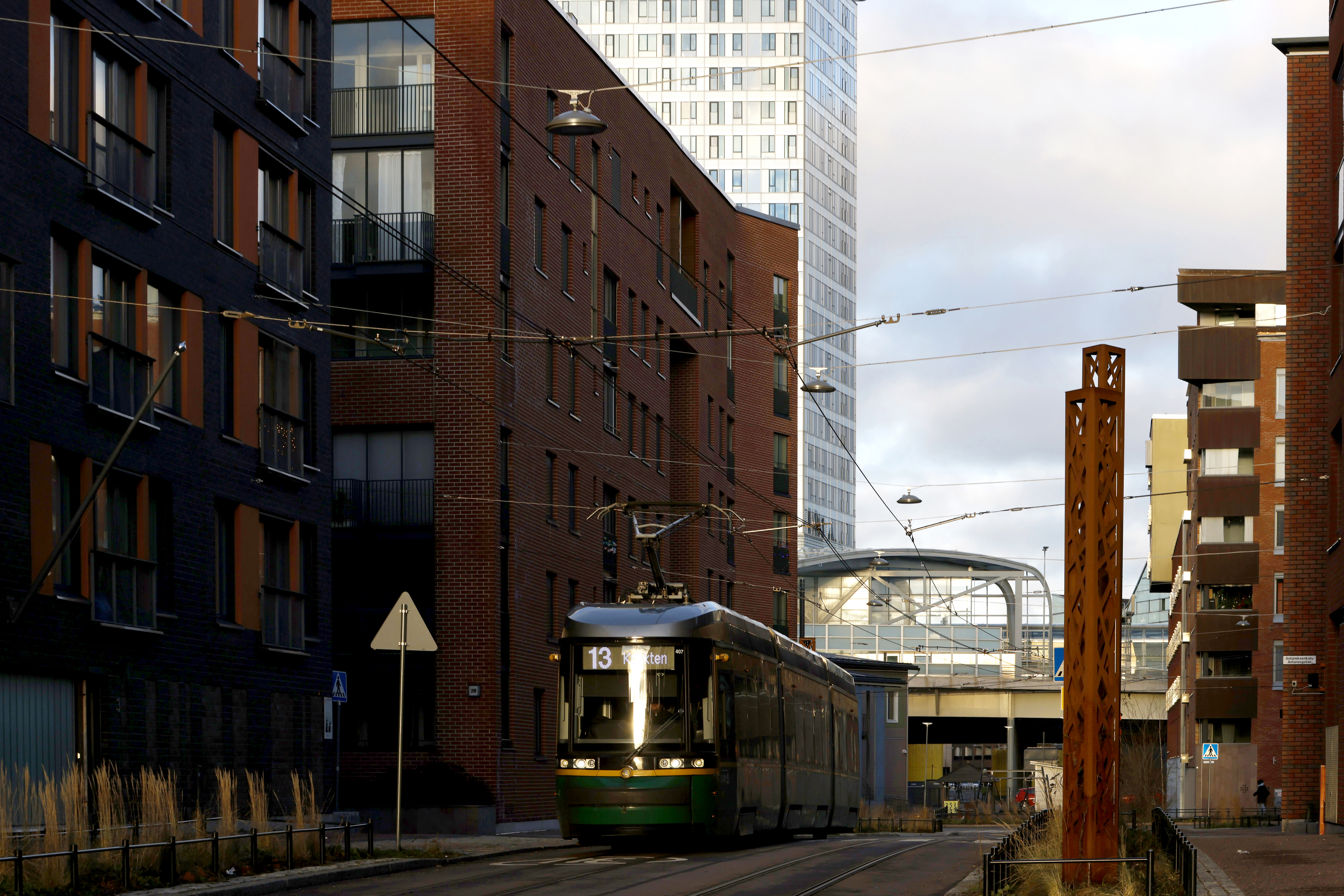 Kaupunkikatu, jossa raitiovaunu kulkee rakennusten keskellä.