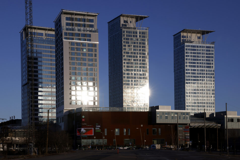 Neljä tornitaloa ilta-auringossa.