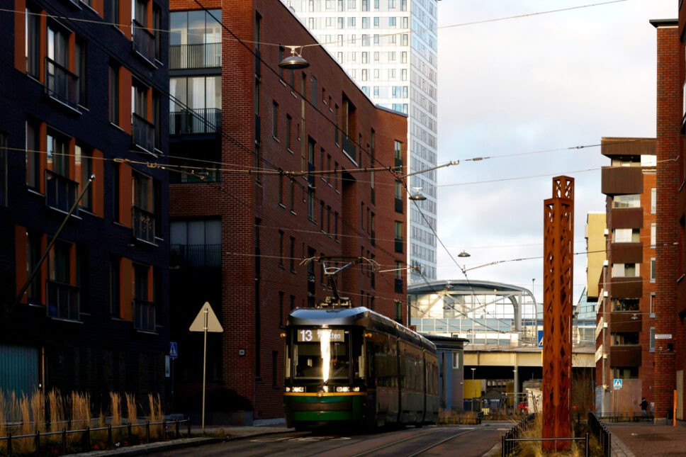 Kaupunkikatu, jossa raitiovaunu kulkee rakennusten keskellä.