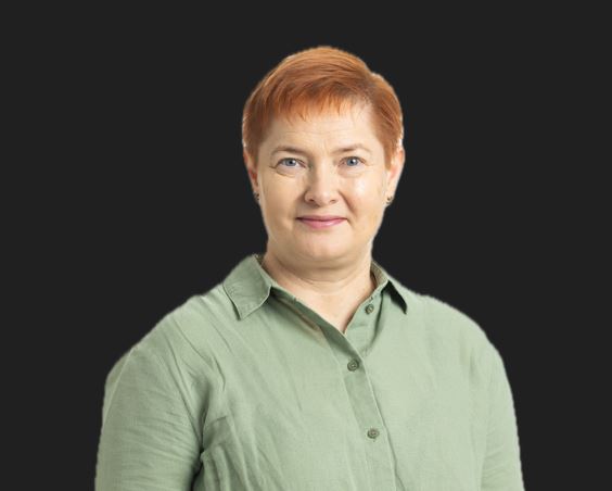 Jessica Karhu katsoo kameraan ja hymyilee