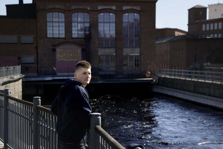 AtoZin toimitusjohtaja nojaamassa kaiteeseen Tammerkoskella.