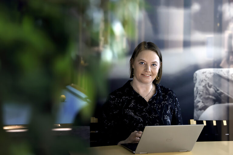 Goforen kestävän kehityksen johtaja Kristiina Härkönen työskentelemässä kannettavalla tietokoneellaan.