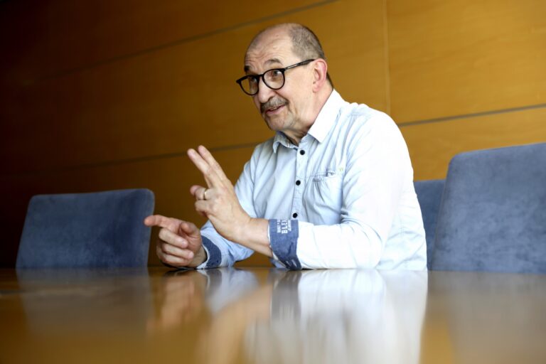 Kemppi Oy:n henkilöstöohjaaja Jukka Mandelin istumassa neuvottelupöydän ääressä.