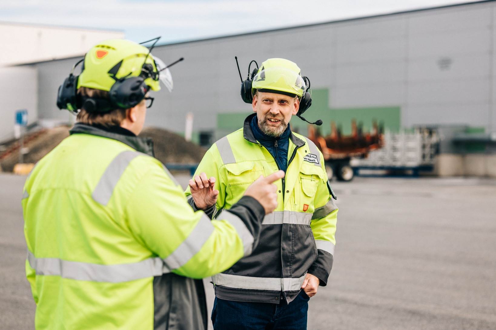 Mäkelä Alun toimitusjohtaja Marko Orpana ja hallituksen puheenjohtaja Petri Mäkelä keskustelemassa turvavarusteet päällä.