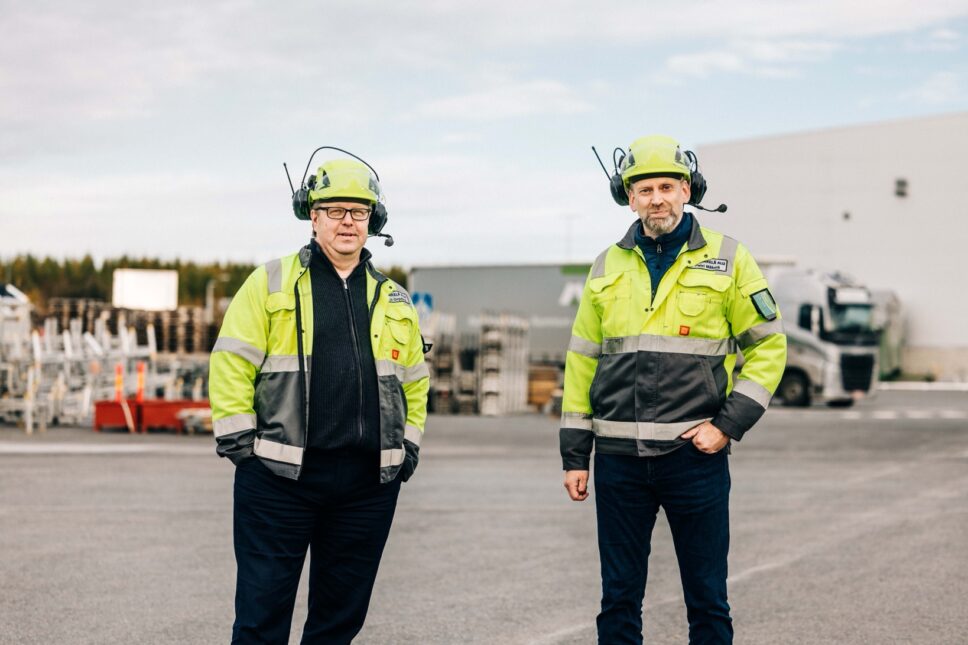 Mäkelä Alun toimitusjohtaja Marko Orpana ja hallituksen puheenjohtaja Petri Mäkelä vierekkäin turvavarusteet päällä.