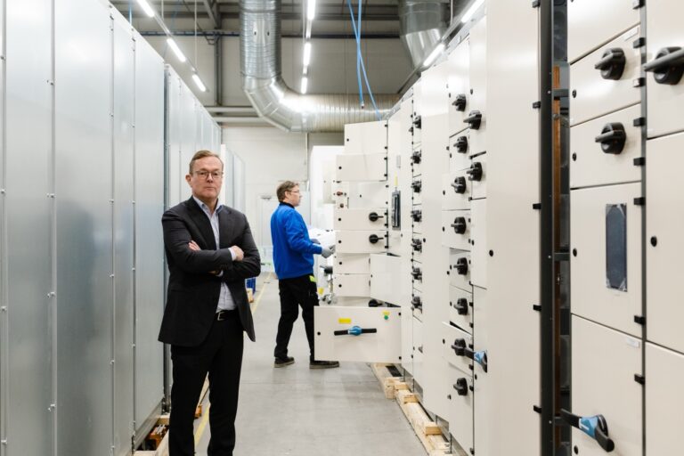 Norelcon toimitusjohtaja Ari Hämäläinen kädet puuskassa työtiloissa.