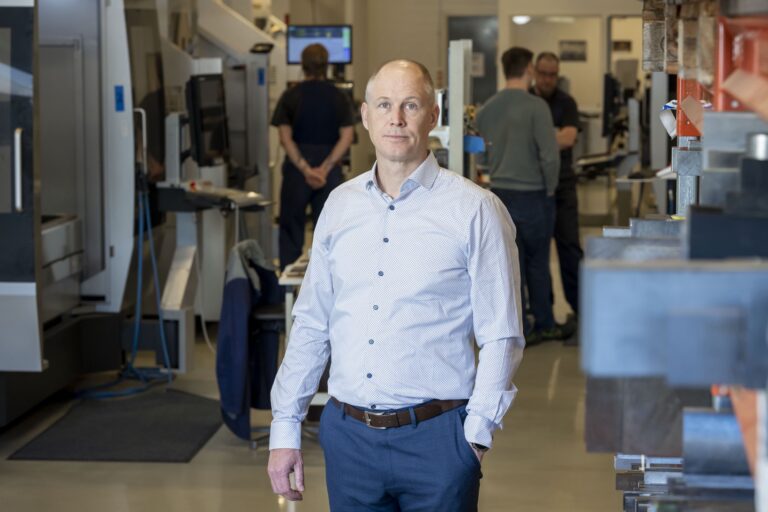 Steran toimitusjohtaja Jussi Ohlsson seisomassa hallissa toinen käsi taskussa.