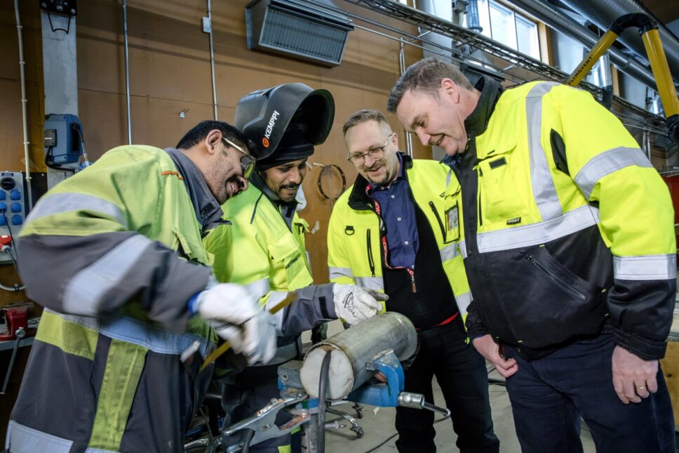 Kaksi Tormetsin intialaista hitsaajaa esittelemässä johtajille työnsä jälkiä.