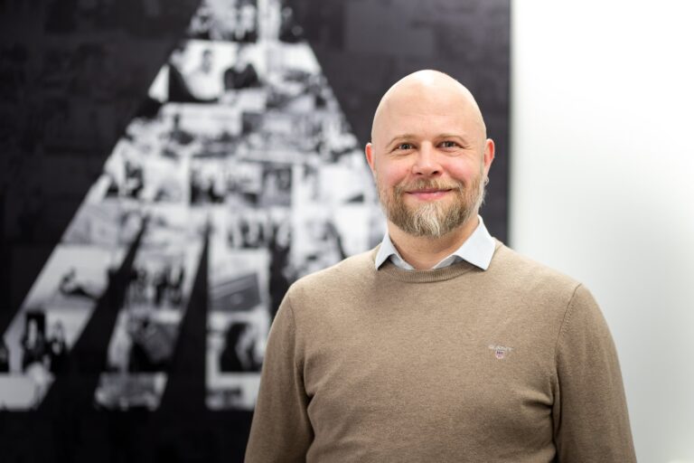 Valamis Groupin toimitusjohtaja Jussi Hurskainen lähikuvassa hymyilemässä kameraan.