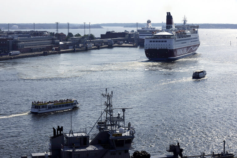 Ships leaving from the Kauppatori port.