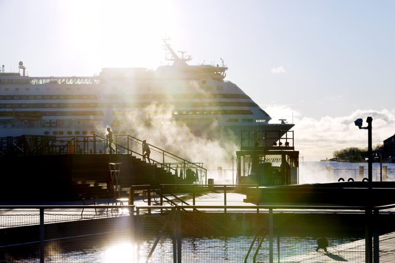 Viking Line auringonpaisteisessa vesihöyryssä Eteläsatamassa, edustalla Allas sea pool.