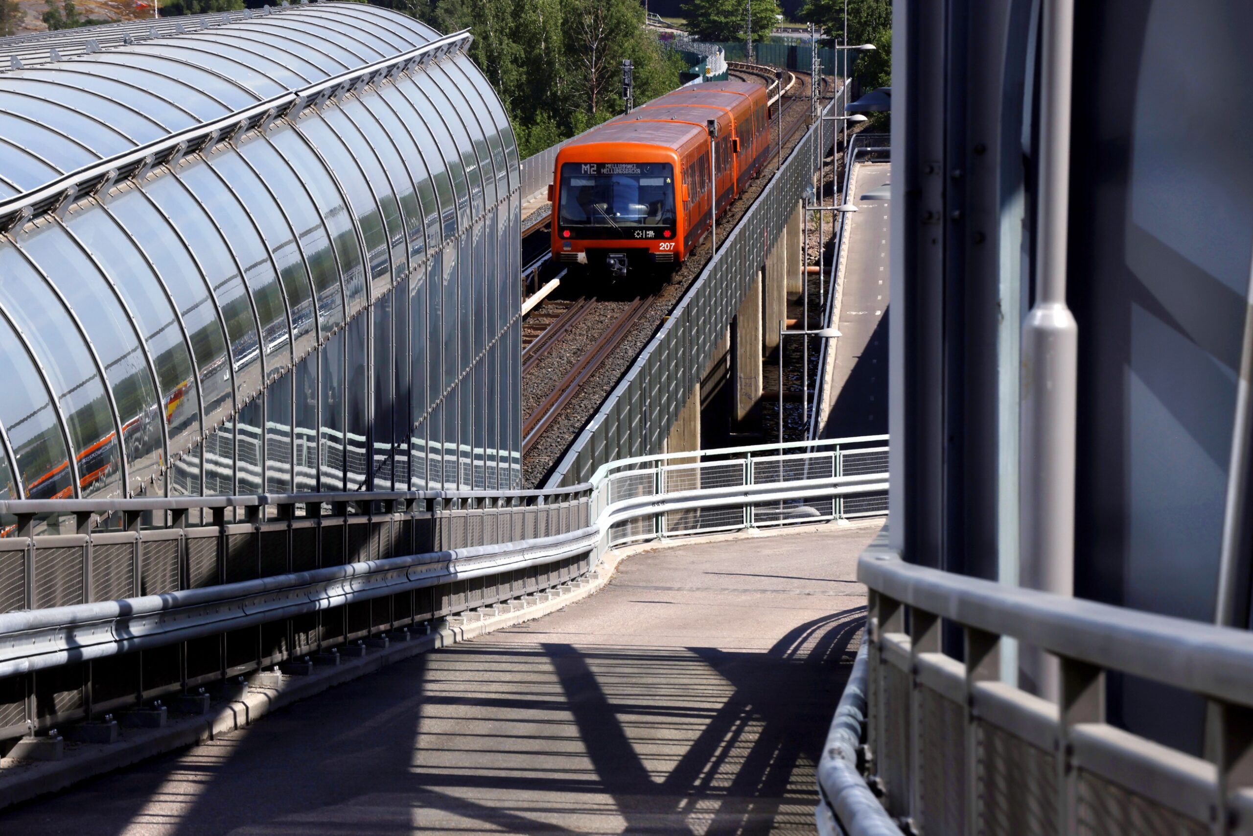 Metro saapumassa Kalasataman metropysäkille.