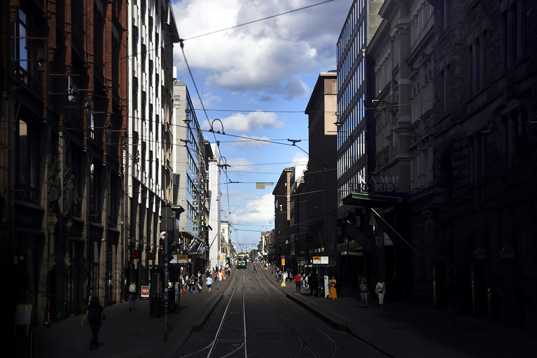 Varjoisa Aleksanterinkatu Helsingissä