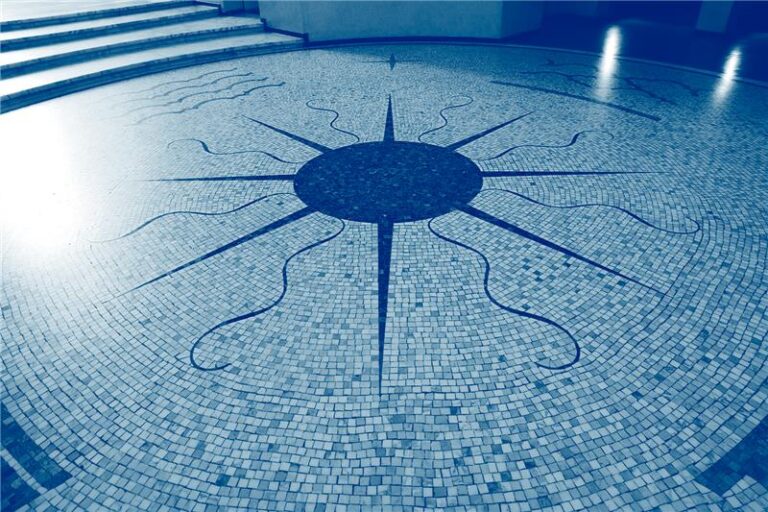 Yksityiskohta eduskuntatalosta, mosaiikkilattiaan rakennettu kompassi, siniseksi sävytetty kuva