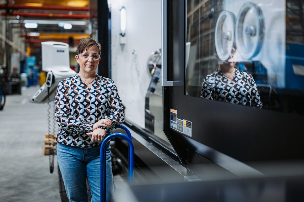 Nainen suojalaseissa katsoo kameraan.