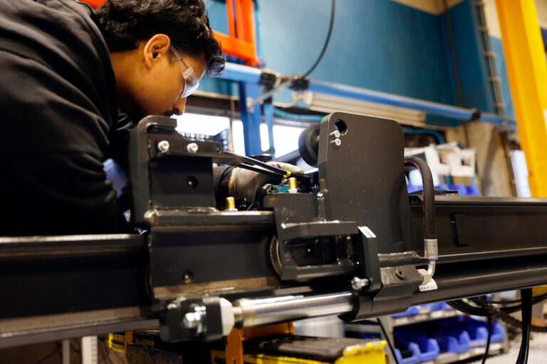 Mies työstää koneella.