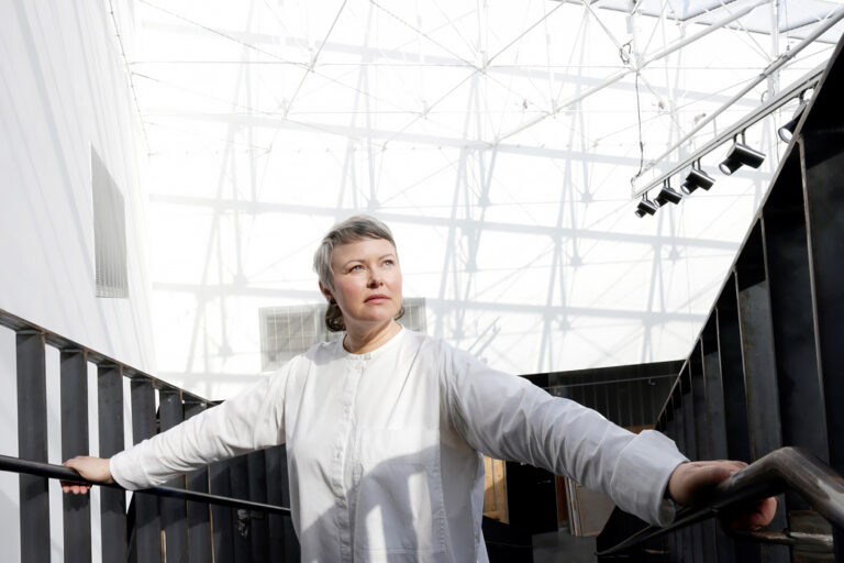 Afryn kehitysjohtaja Katja Soini seisoo portaikossa Taideyliopiston Kuvataideakatemian uudisrakennus Myllyssä. Hakaniemi, Helsinki. Afry on tehnyt kohteen rakennesuunnitelun, paikka on saanut Vuoden Betonirakenne -palkinnon vuonna 2021.