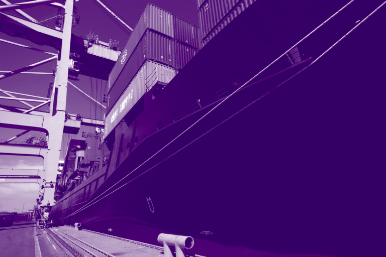 Konttilaiva satamassa