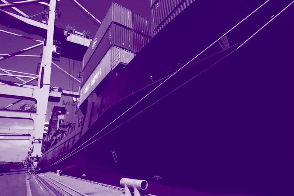 Konttilaiva satamassa