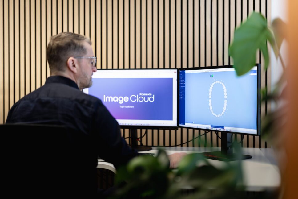 Mies katsoo tietokoneen ruutua.